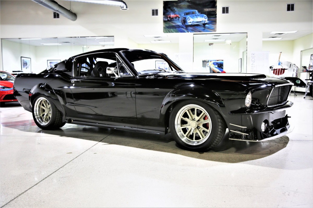 Ford Mustang fastback restomod biturbo v8 tuning 1968
